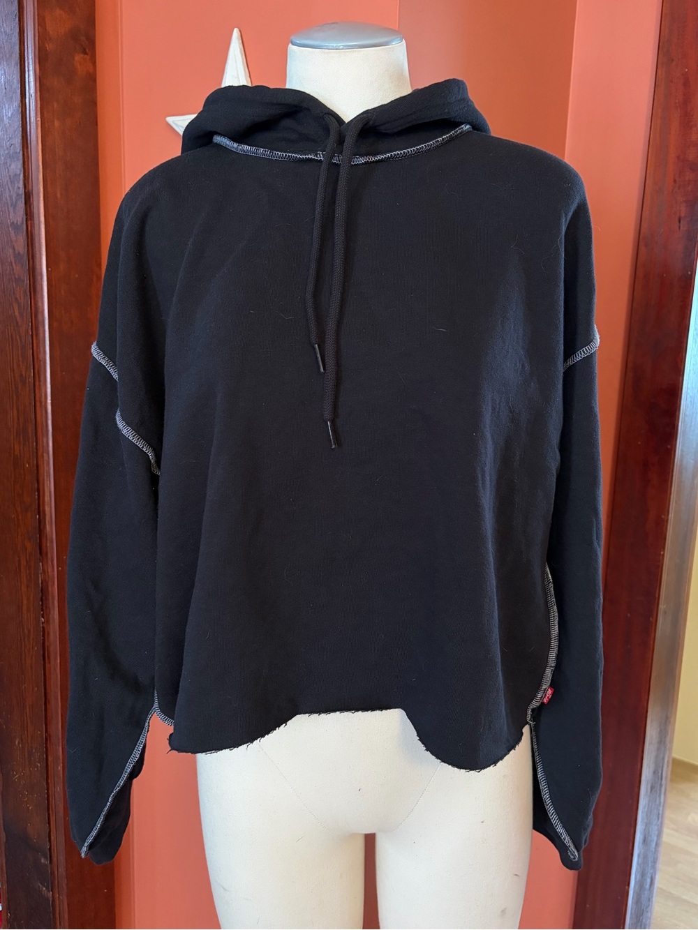 NWT-Levi’s slightly cropped hoodie with contrast stitching